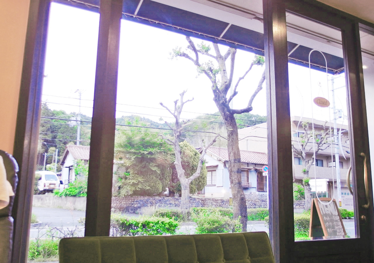 大阪／箕面 :: 男爵Rt.306店 :: 店内／ショーウインドー／箕面の自然 :: 理容室／メンズヘアサロン 