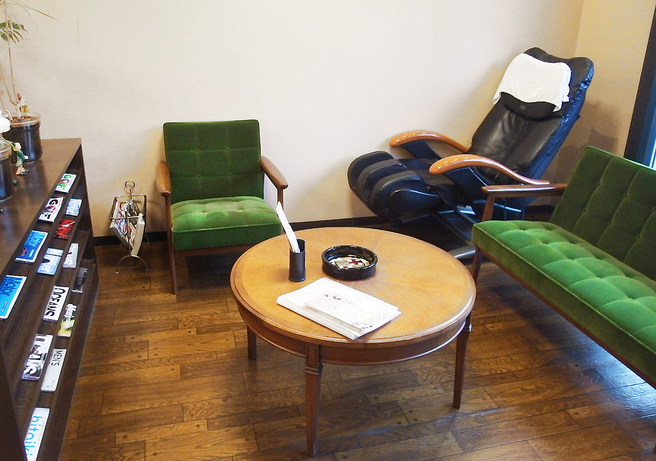 大阪／箕面 :: 男爵Rt.306店 :: カフェのような待合スペース／ インテリア／カリモク６０ :: 理容室／メンズヘアサロン 