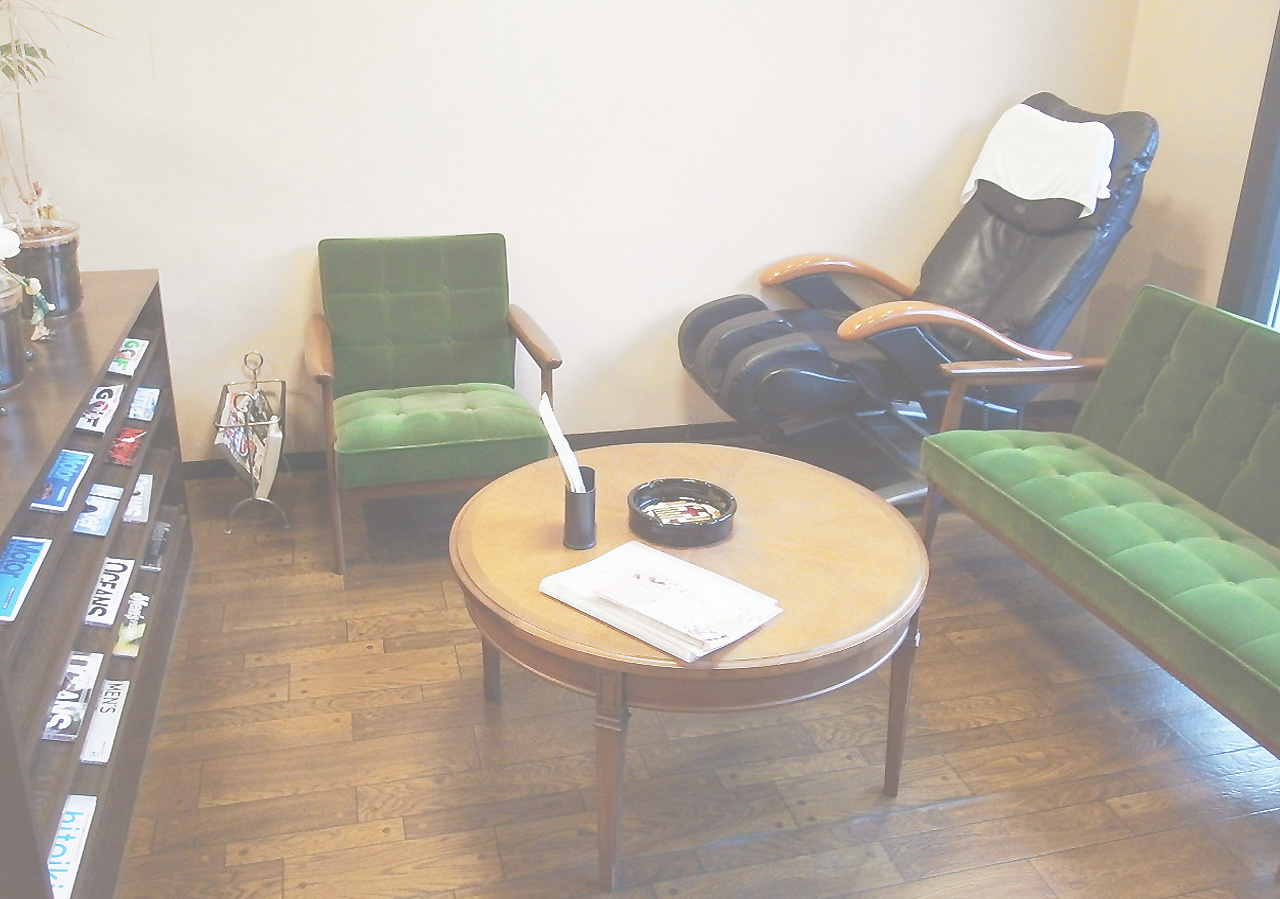 大阪／箕面 :: 男爵Rt.306店 :: カフェのような待合スペース／ インテリア／カリモク６０ :: 理容室／メンズヘアサロン 